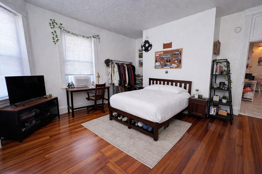 Building Photo - 59 Hemenway St