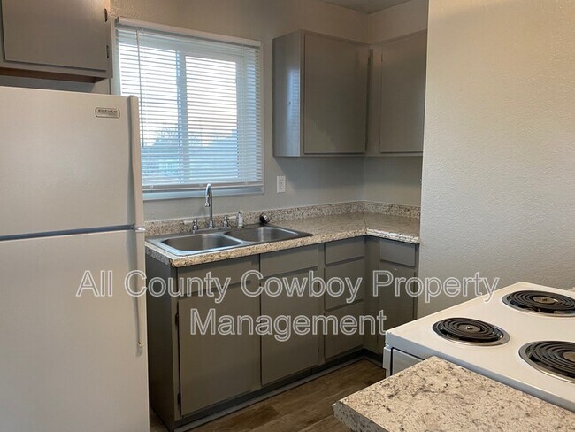 Building Photo - 862 N 5th St