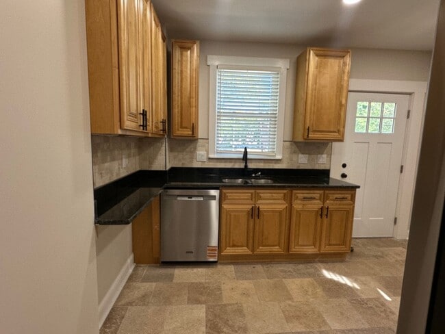Building Photo - A newly updated 3 bedroom in Old North!