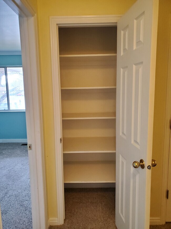 Building Photo - 285 N 400 E