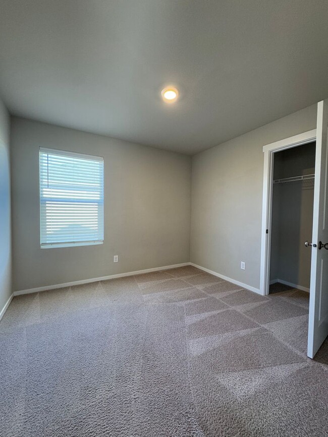 Building Photo - Spacious 4-Bedroom Home in a Great Neighborhood