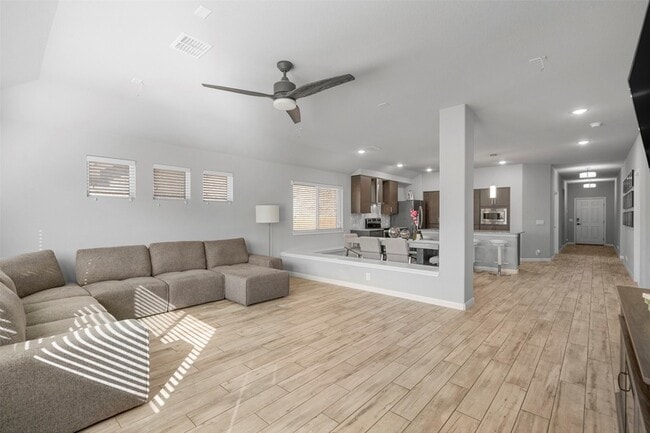 Building Photo - 817 Cloverwood Dr