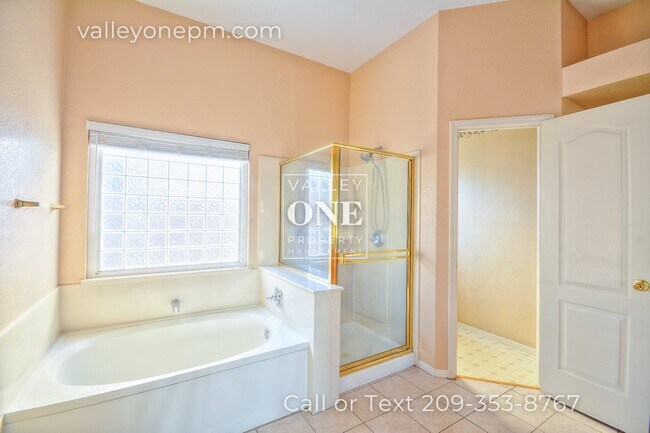 Building Photo - Charming 4 bedroom, 2 bath single story ho...