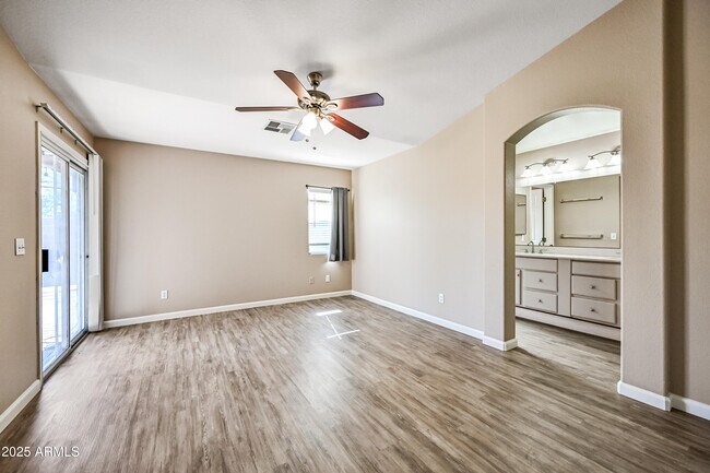 Building Photo - 757 E Wildhorse Dr