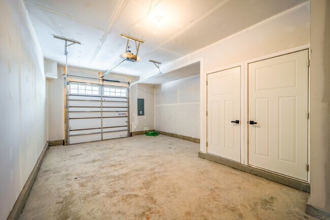 Building Photo - 14062 Sunrise Valley Dr