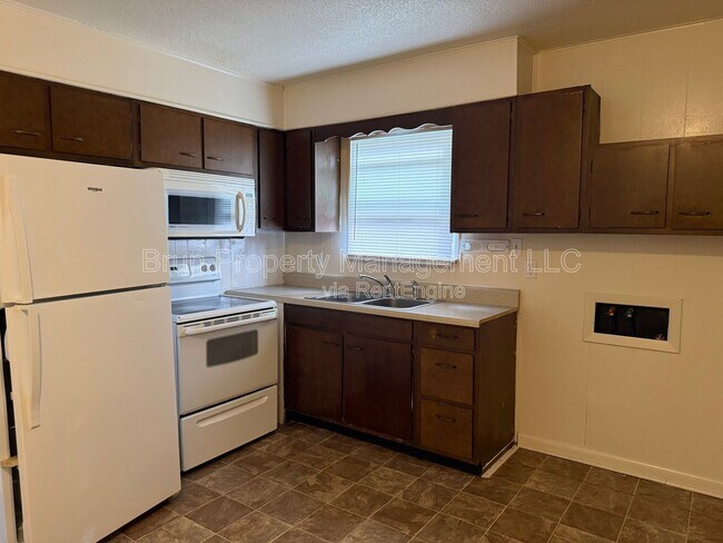 Building Photo - 1420 McArthur Rd