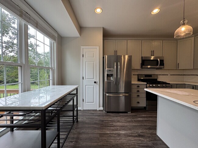 Building Photo - Your Exquisite Herndon Sanctuary Awaits