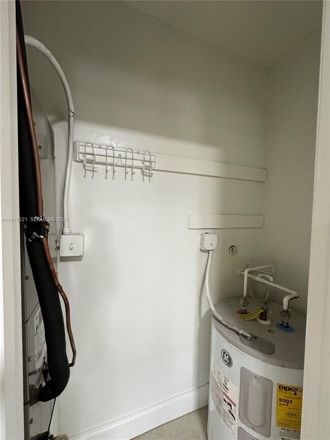 Building Photo - 2640 NE 8th Ave