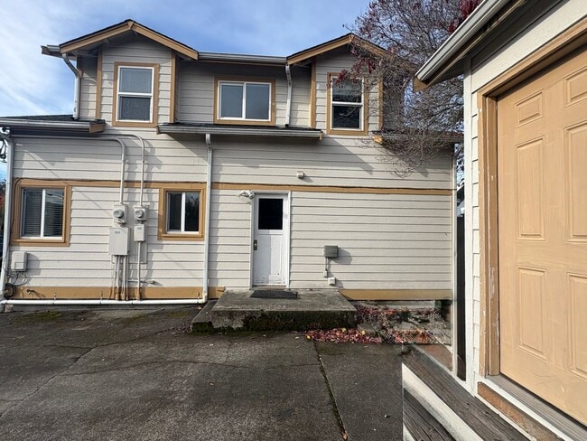 Building Photo - Peaceful Small-Town Getaway!