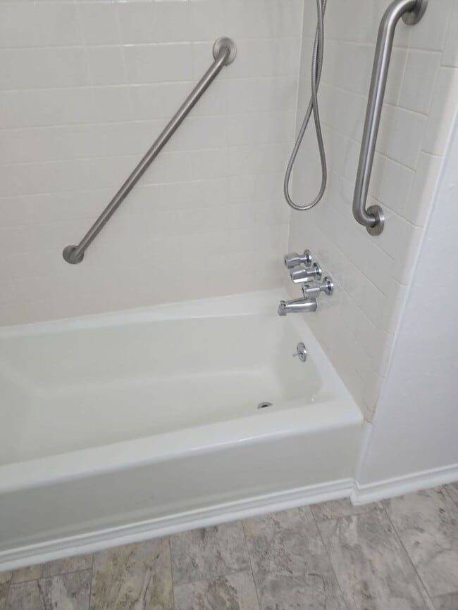 Building Photo - Refurbished - 3 bdrm 1.5 bath