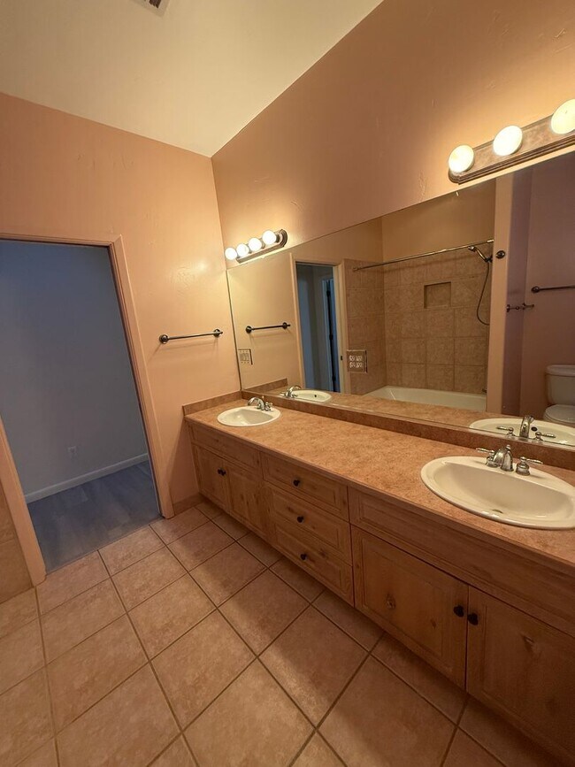 Building Photo - 1903 Coyote Ridge Dr