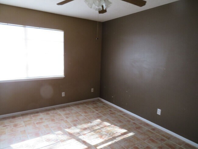 Building Photo - AVAILABLE NOW-Large 3 Bedroom, 2 Bath home for Rent