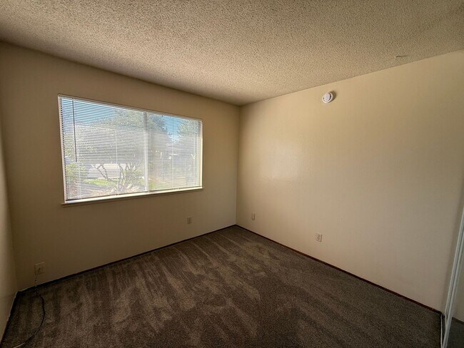 Building Photo - 3 bed 1 bath available in North Highlands!