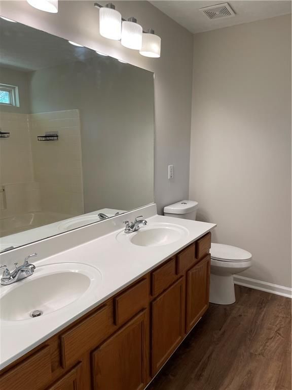 Building Photo - 160 Village Trce