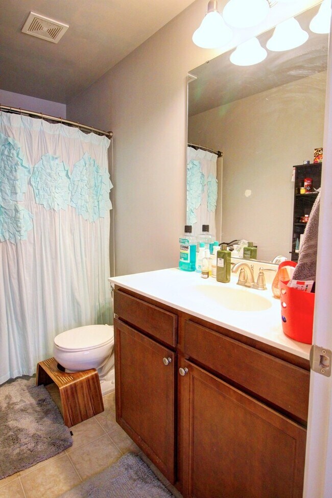 Building Photo - 3bd/3.5ba Spacious 3 Floor Townhouse in Durham's Stratford Lakes Neighborhood!
