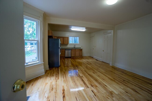 Building Photo - Available August 1, 2026 Beautiful 1st Flo...