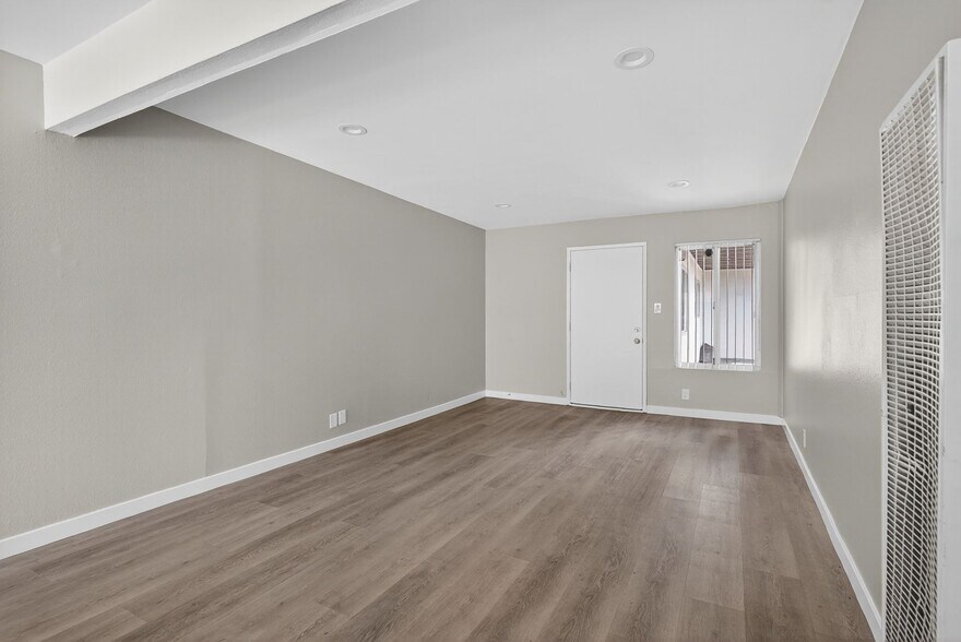 Building Photo - 10442 Lampson Ave