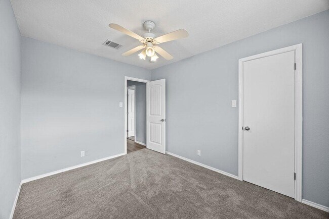 Building Photo - 2928 Donnell Dr