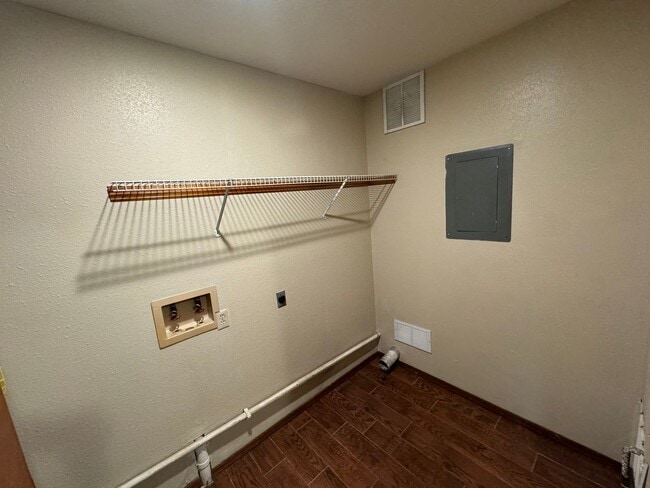Building Photo - 2 bedroom 1.5 bath home in a great location!