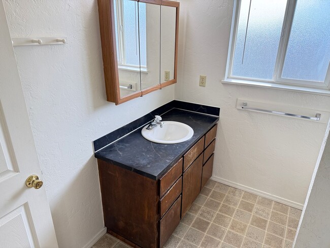 Building Photo - Updated 2 bedroom, 1 bath with garage!