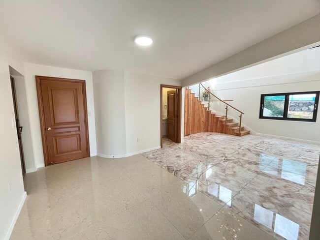 Building Photo - 2045 Mott Smith Dr