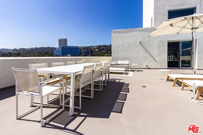 Building Photo - 838 N Doheny Dr