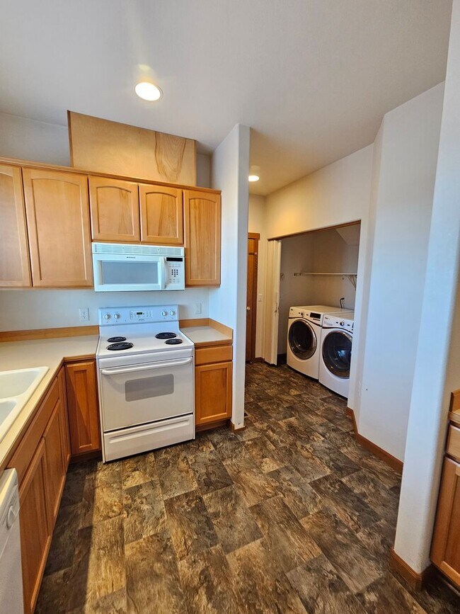 Building Photo - Lakefront Condo in Gated Community