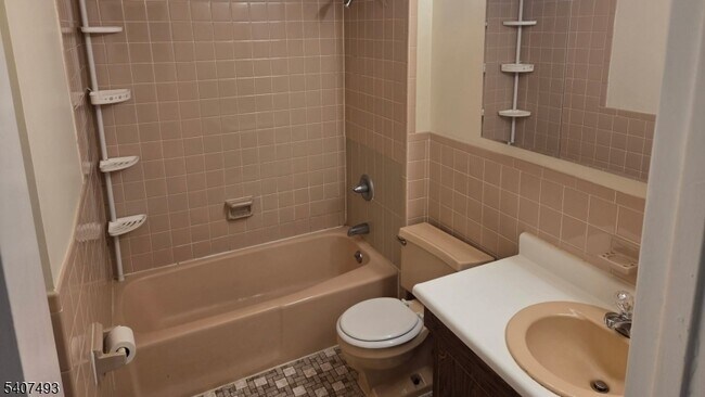 Building Photo - 306 Lake Shore S