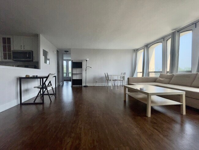 Building Photo - 1450 E 55th Pl