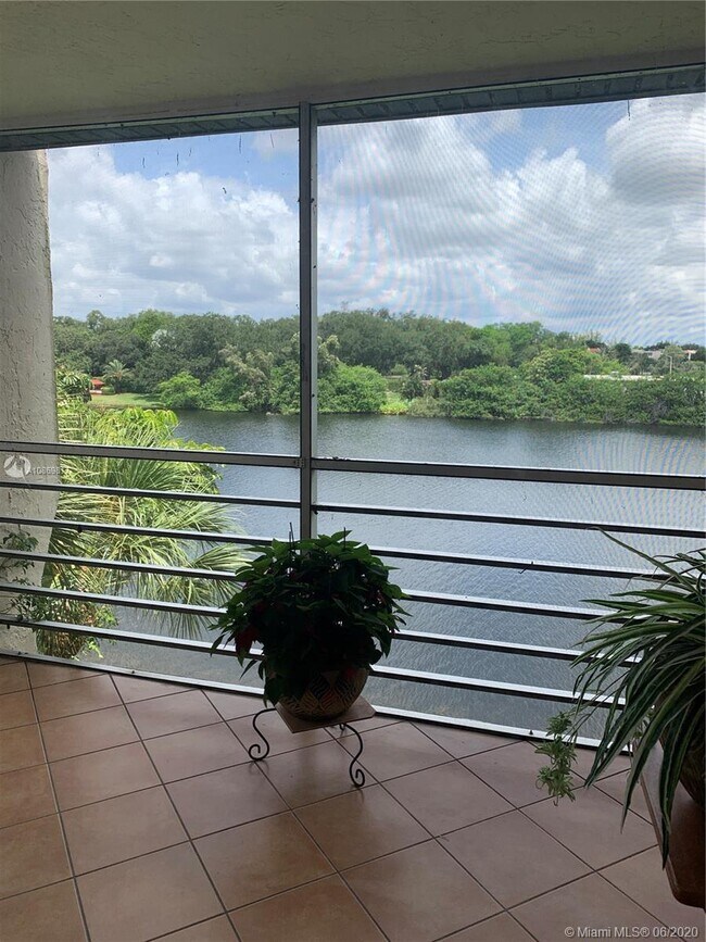 Building Photo - 9450 Poinciana Pl