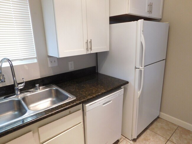 Building Photo - Spacious 2 bedroom- no neighbors under you !!
