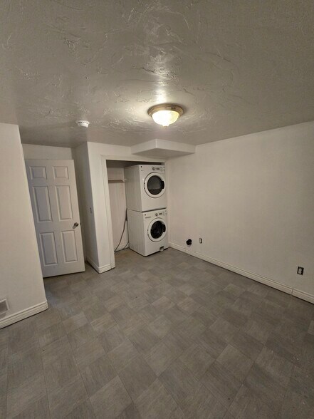 Building Photo - 13536 S Rose Hill Dr