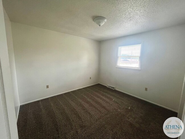 Building Photo - 2 Bedroom / 1 Bath House with Yard & W/D H...