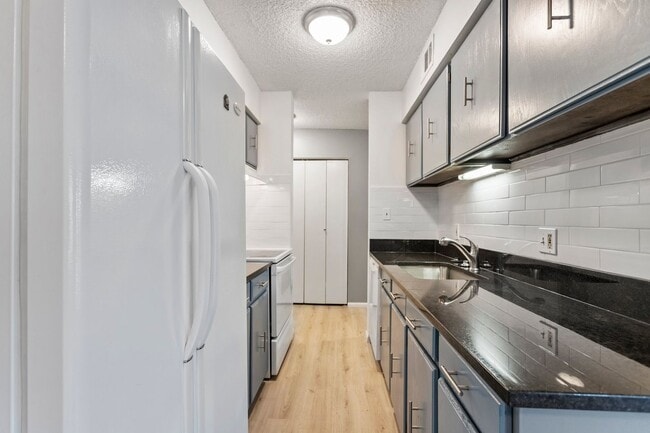 Building Photo - 2 bed / 1 bath - Whispering Pines Condo