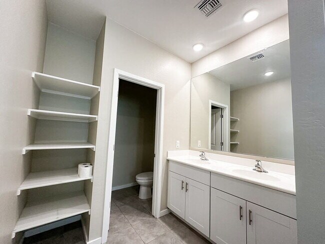 Building Photo - 40523 W Shaver Dr