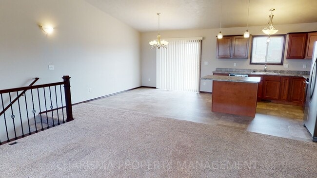 Building Photo - 330 Vernon Dr