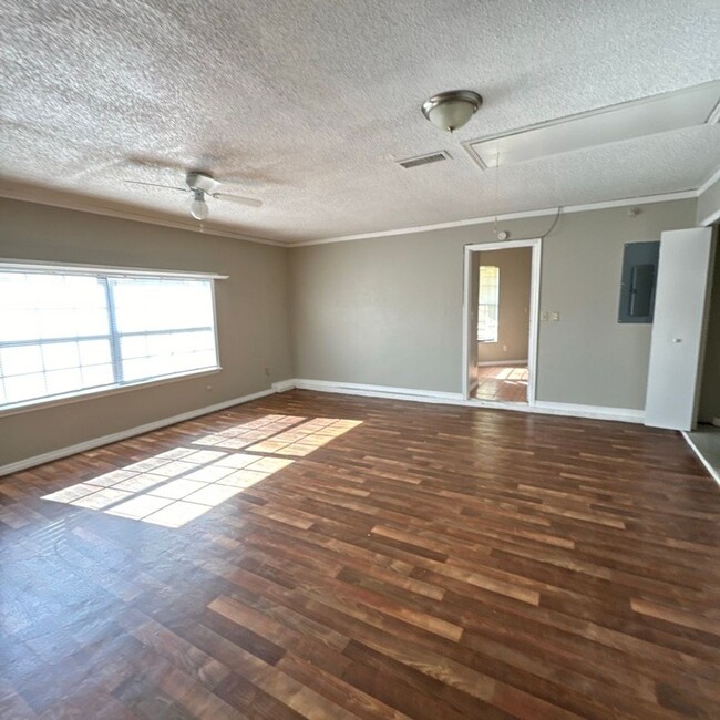 Building Photo - Spacious and beautiful 3 Bedroom Home!