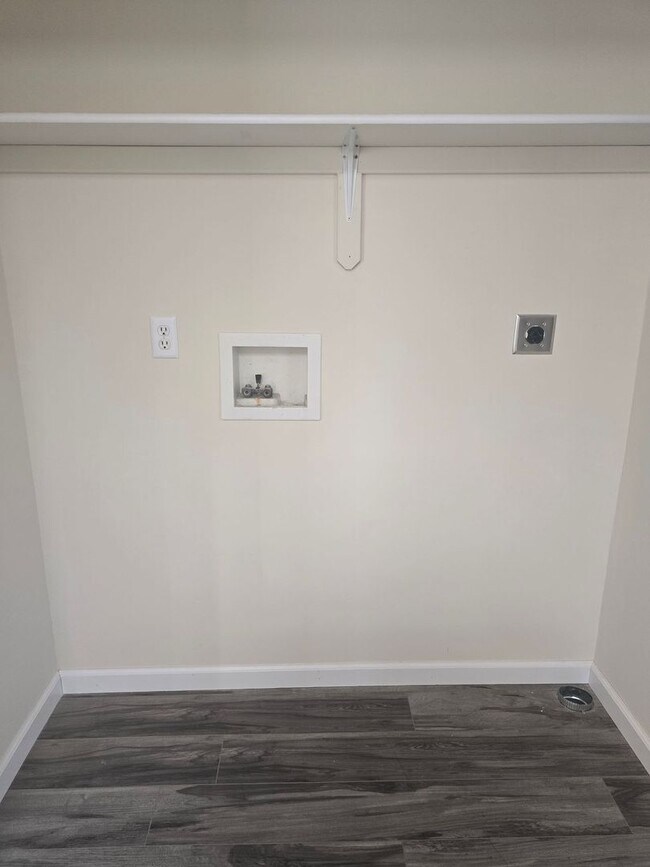 Building Photo - 1958-MF2-E4