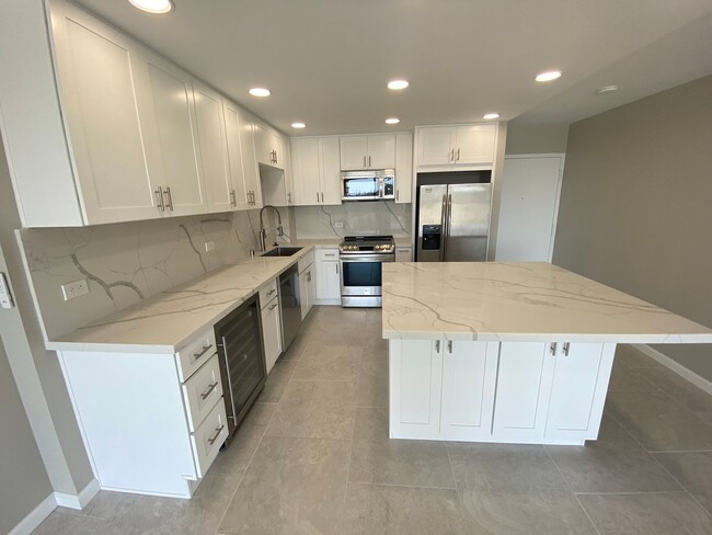 Building Photo - Pacific Beach - 3 blocks to Beach!  2bd/2ba Spacious 6th floor condo remodeled in 2022! Spectacul...