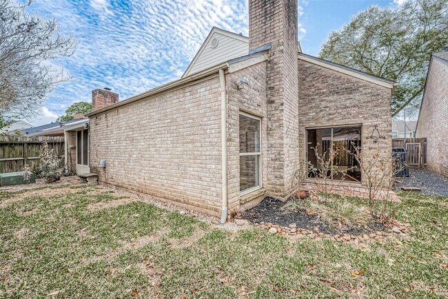 Building Photo - 12127 Carriage Hill Dr