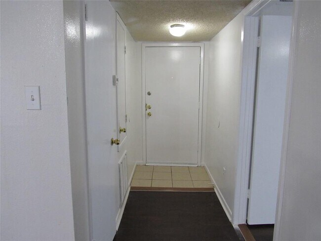 Building Photo - 17331 Red Oak Dr
