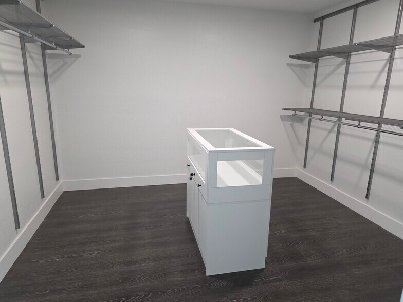 Building Photo - 945 Vegas Valley Dr