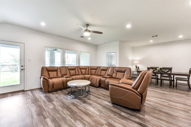 Building Photo - 3041 Emerald Ocean Dr