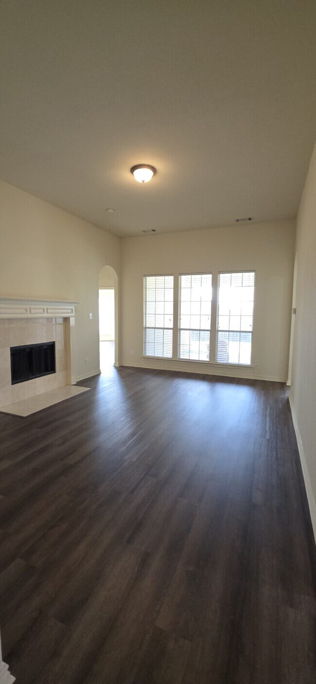 Building Photo - Recently remodeled 4 bedrooms, 3 bathrooms and move-in ready!