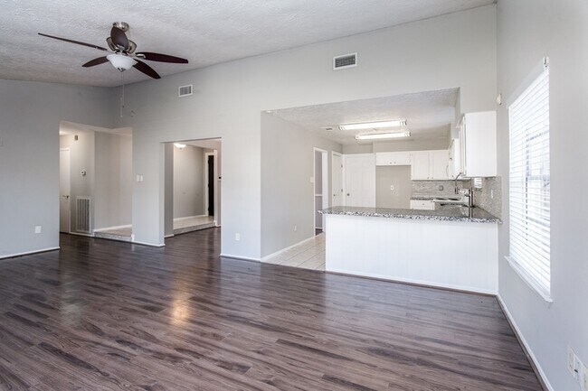 Building Photo - 16210 Cypress Point Dr