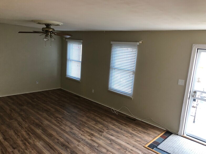 Building Photo - 570 Jamestown Ct