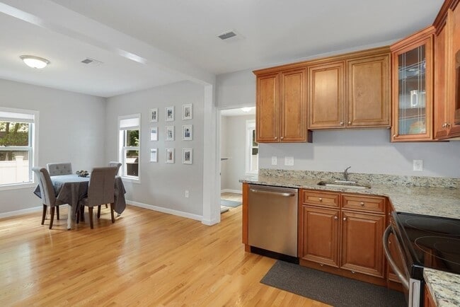 Building Photo - 37 Lindsay St