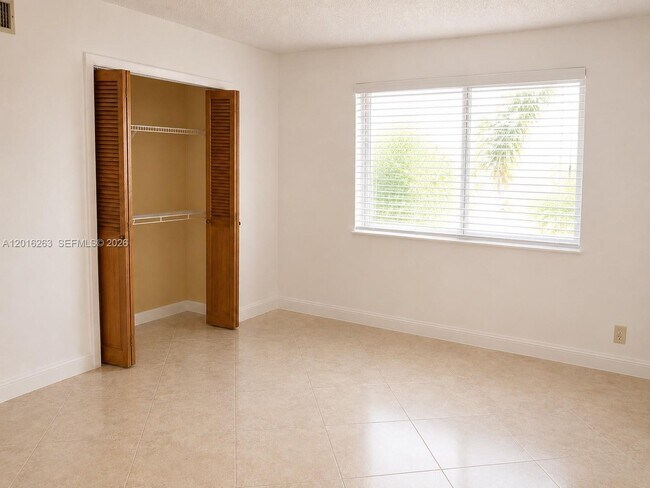 Building Photo - 309 Lakeview Dr