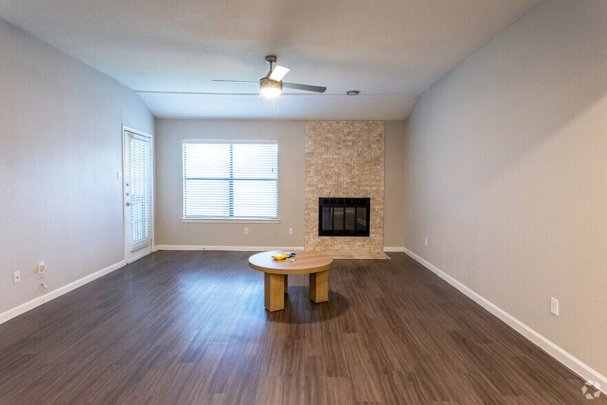 2BR, 2BT - 1180SF - Living Area - Settler's Creek Apartments