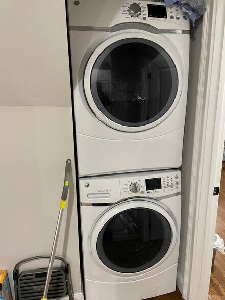 Building Photo - 38 Dustin St